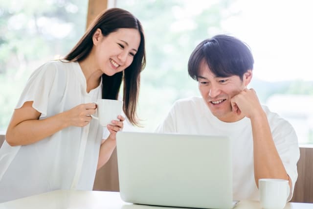 通販サイトを見る男女